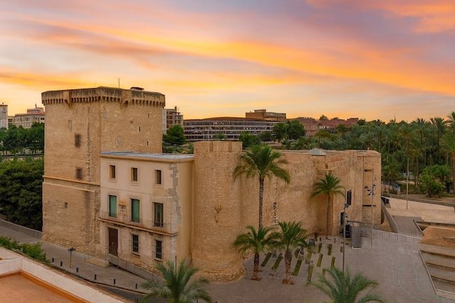 Elche atardecer, Castillo y palmeras